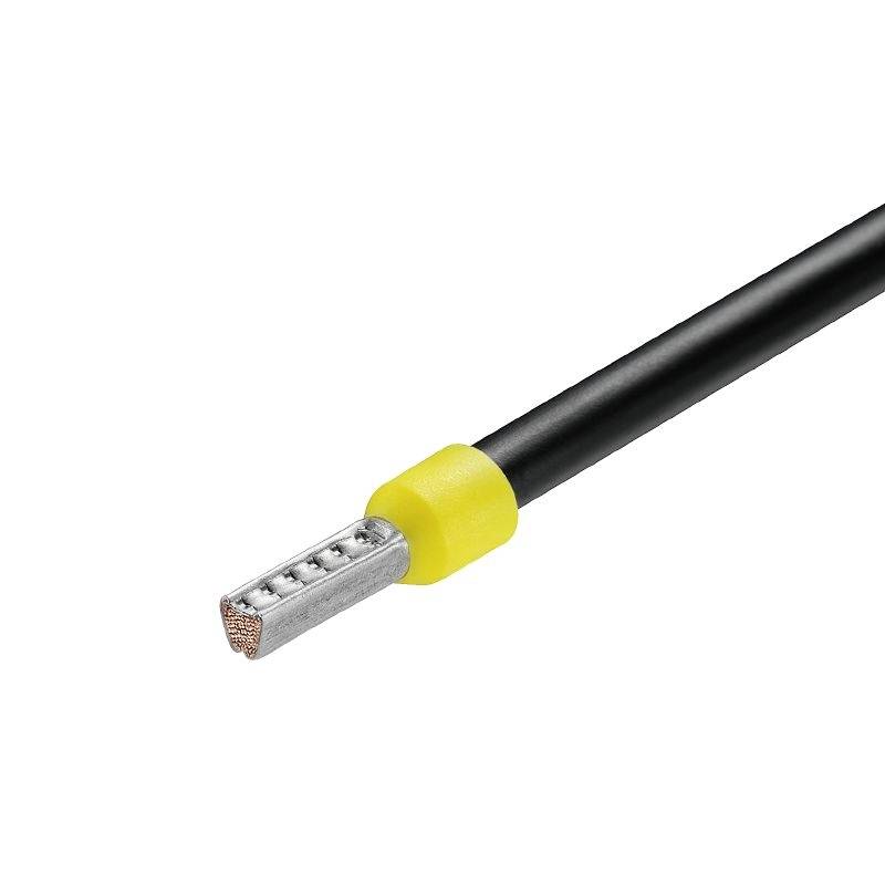 Ein schwarzes, hohes Kabel mit gelb isolierter Spitze und freiliegendem Kupferdraht zeigt das Ende eines Installationsdrahtes.