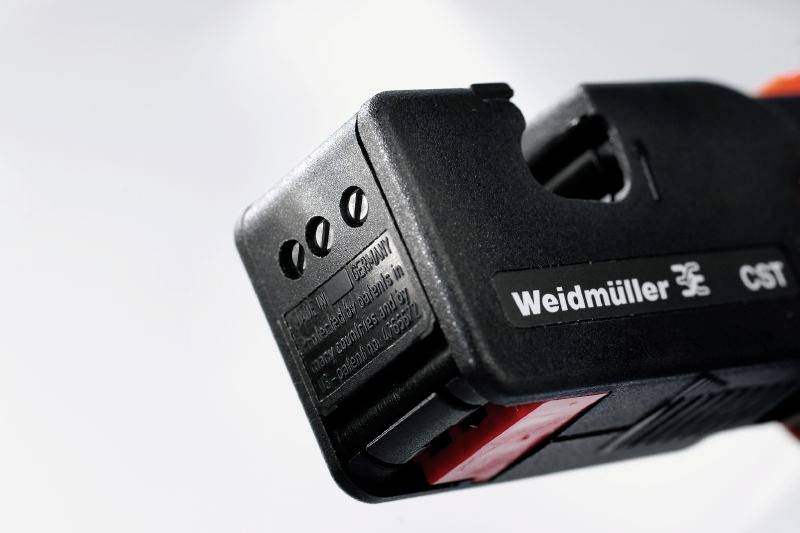 'Weidmüller' Kabelschneidwerkzeug ermöglicht präzises Schneiden von elektrischen Kabeln. Naheaufnahme des Werkzeugs.