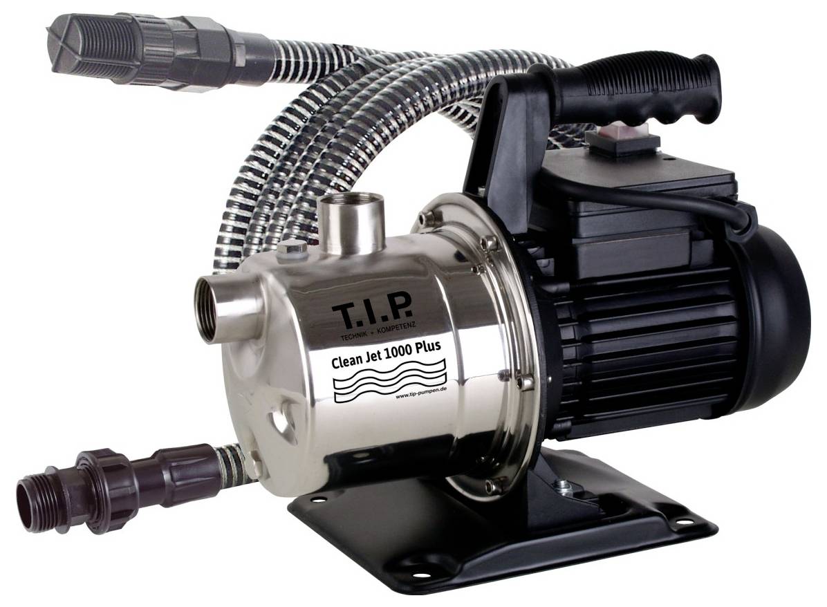 Eine Wasserpumpe mit der Bezeichnung 'T.I.P. Clean Jet 1000 Plus' mit angeschlossenen Schläuchen, ausgestattet mit einem schwarzen Motor und einem metallfarbenen Gehäuse, auf einer Montagebasis.
