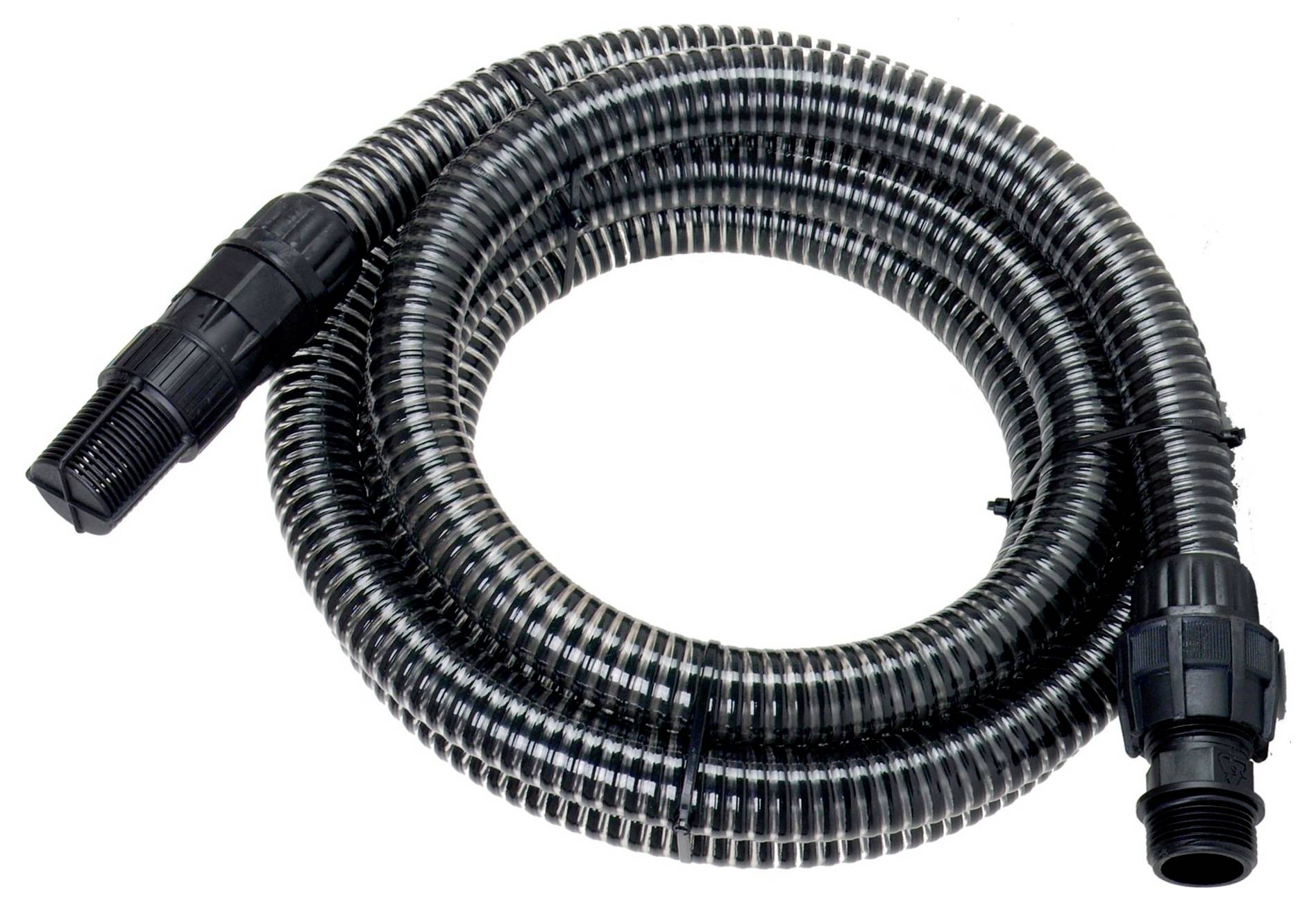 Ein schwarzer gewellter flexibler Schlauch mit Anschlüssen an beiden Enden, in einem Kreis aufgerollt, verwendet für Pumpen, Pools oder Entwässerungssysteme.