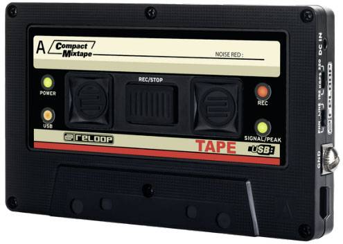 Eine schwarze Kassette im Retro-Stil mit einem modernen USB-Eingang, beschriftet mit 'Compact Mixtape' und Markierungen für Aufnehmen und Stoppen.