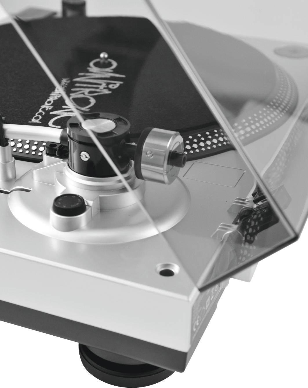 Plattenspieler-Nahaufnahme von oben mit Blick auf den Tonarm, der auf eine Vinyl-Schallplatte ausgerichtet ist.