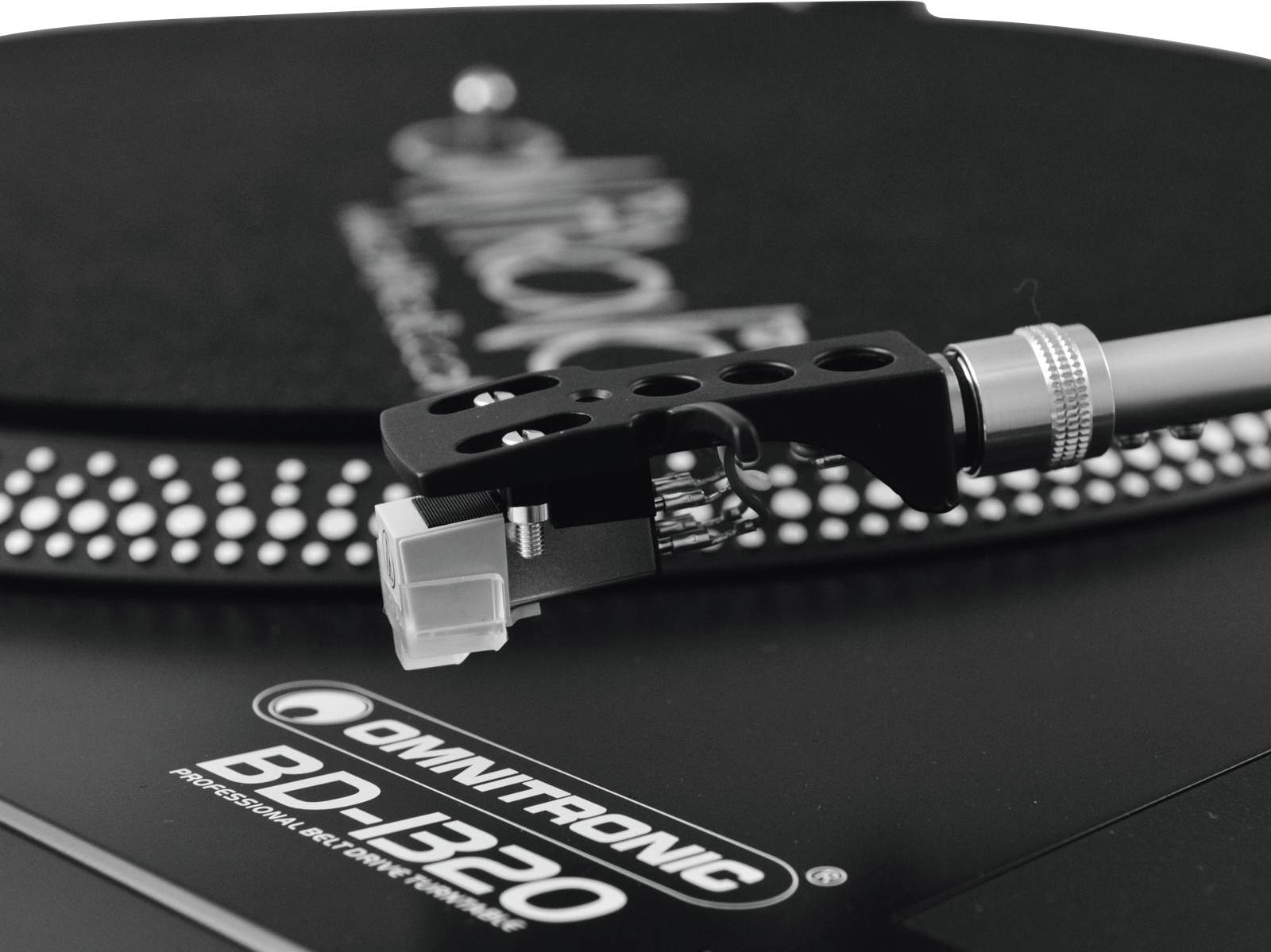 Plattenspieler mit Tonarm in Nahaufnahme, Markenname 'Omnitronic BD-1520' sichtbar.