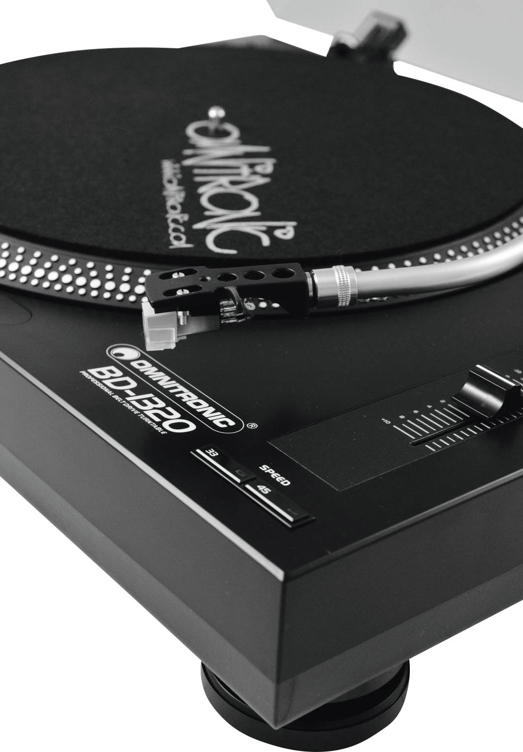 Plattenspieler mit Tonarm und schwarzer Abdeckung. Sichtbar sind Markenlogo und Bedienelemente auf der Vorderseite.