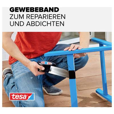 Person kniet auf Holzterrasse und befestigt schwarzes Gewebeband an blauem Holztischbein. Text oben beschreibt Anwendungszweck.