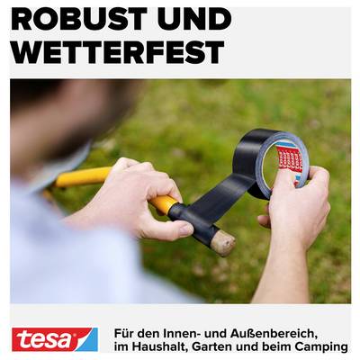 Eine Person umwickelt einen Hammergriff mit schwarzem Klebeband. Text: 'Robust und wetterfest'. Anwendung in Haus, Garten und Camping.