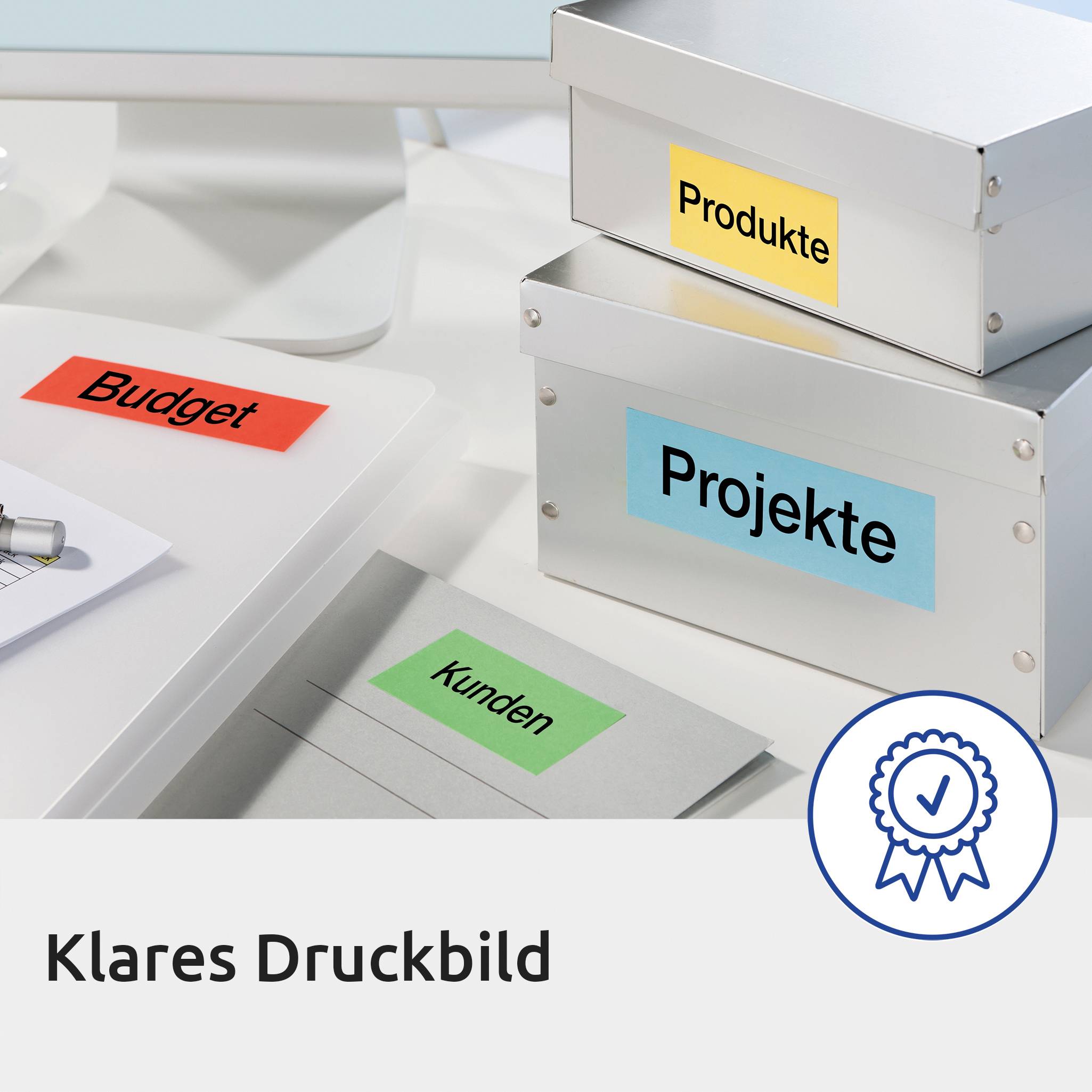 Boxen mit Etiketten 'Produkte', 'Projekte', 'Budget' und 'Kunden' auf einem Schreibtisch; Konzept für Büromanagement.
