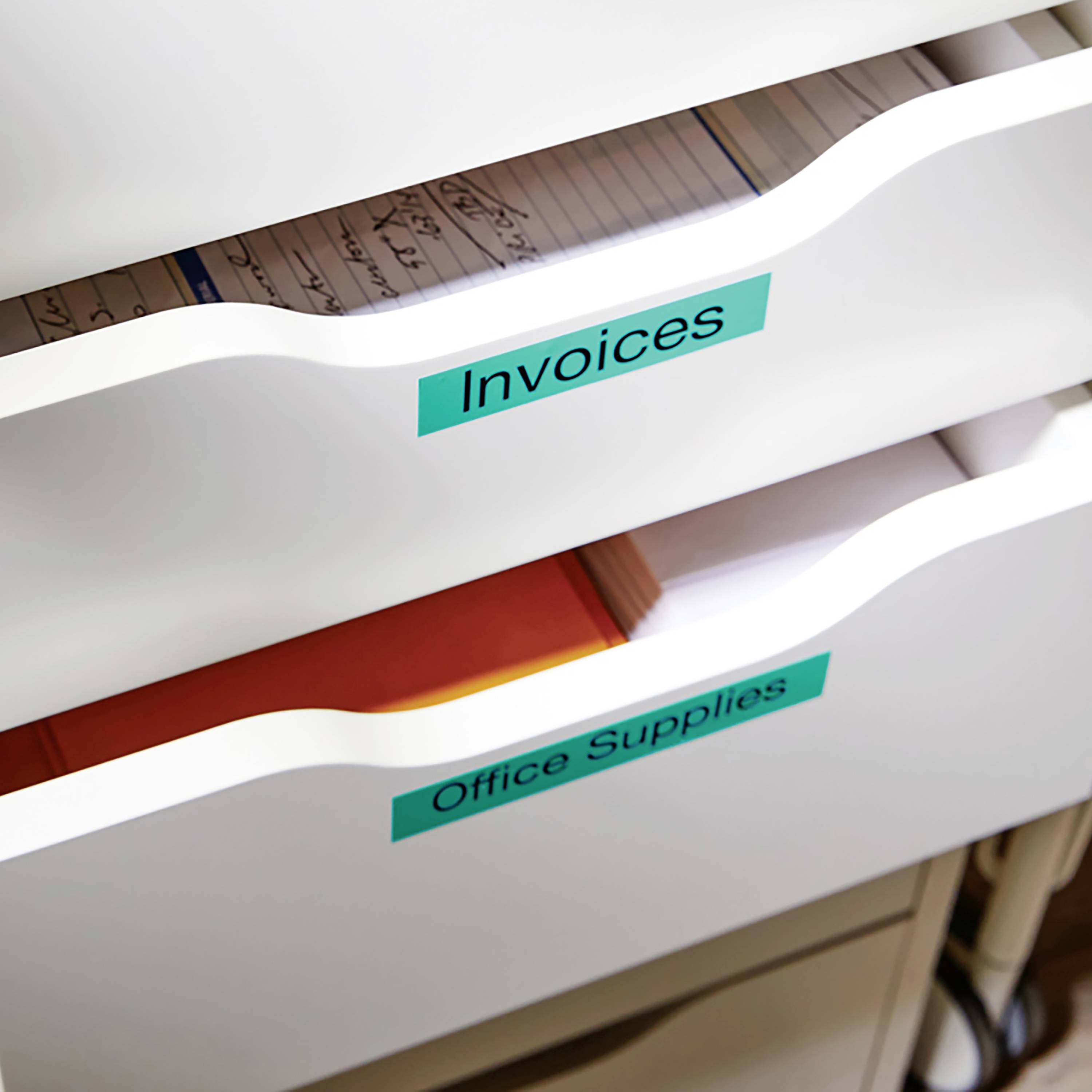 Eine geöffnete Schublade mit zwei Fächern. Das obere Fach ist mit 'Invoices' beschriftet und das untere mit 'Office Supplies'.