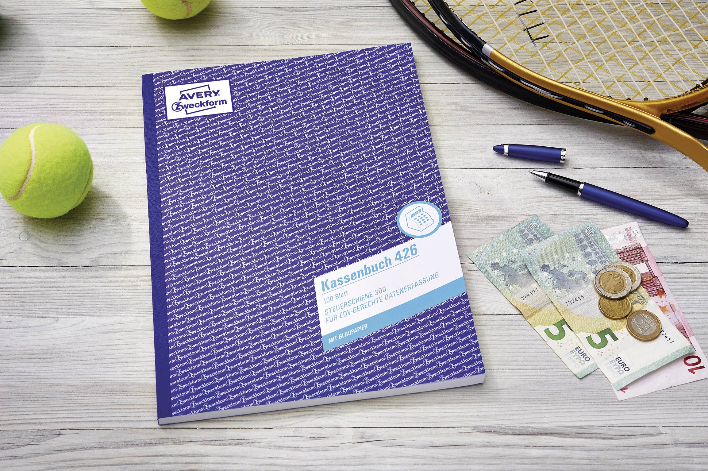 Ein Kassenbuch liegt auf einem Tisch neben einem Tennisball, Tennisschläger, Stift und Euro-Banknoten und Münzen.