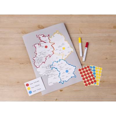 Karte Deutschlands mit bunten Markierungen für Filialen, rot, blau und gelb gekennzeichnet, mit zwei Stiften und Stickern daneben.