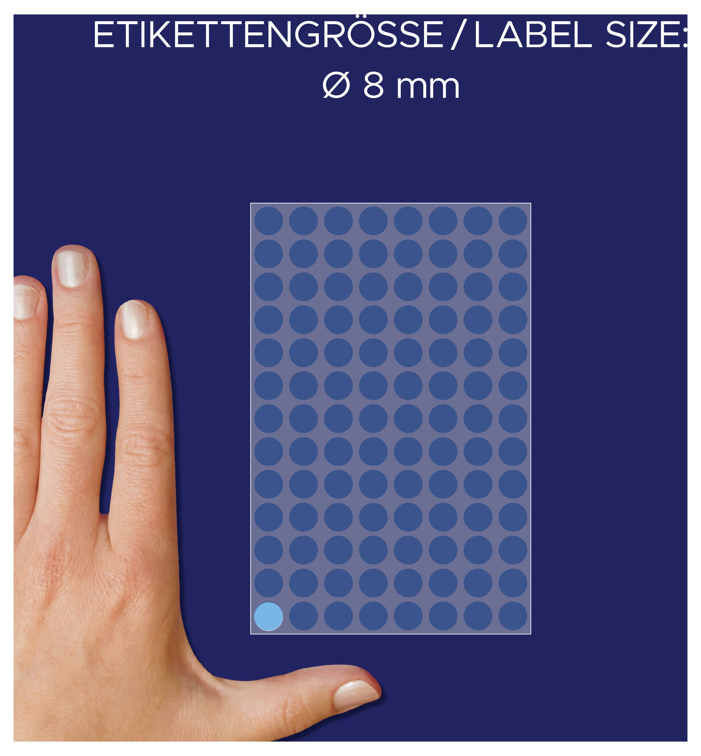 Verpackungsabbildung zeigt eine Etikettengröße von Ø 8 mm mit einem Feld aus vielen runden Aufklebern; daneben dient eine Hand als Größenvergleich.
