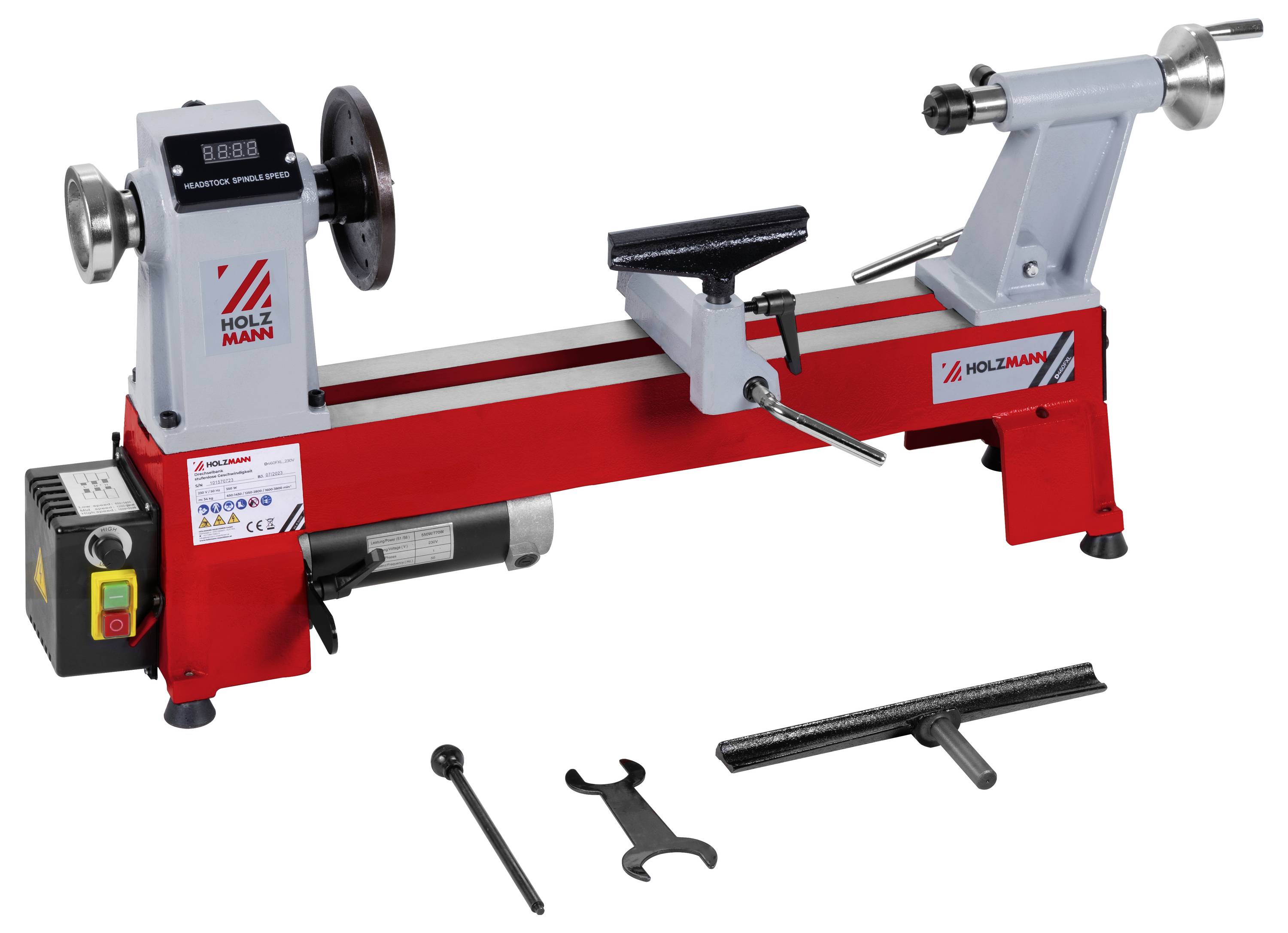 Holzdrehmaschine mit digitaler Anzeige und Werkzeugauflage, gezeigt mit zwei Zubehörteilen unten auf weißem Hintergrund.