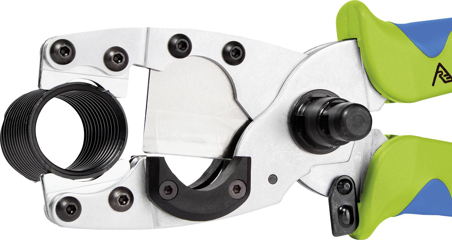 Eine silberne Rohrschneidezange mit grünen Griffen schneidet ein schwarzes Kunststoffrohr.