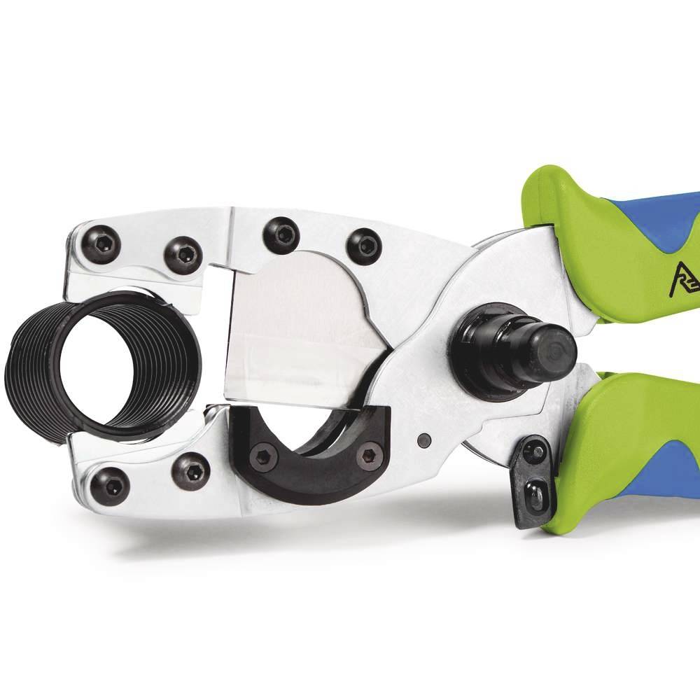 Ein silbernes Kabelschneidewerkzeug mit grünen Griffen, geeignet zum Durchtrennen von dickeren Kabeln oder Rohren.