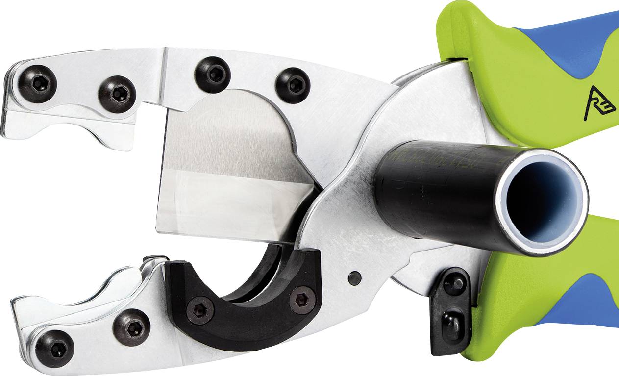 Eine Rohrschneidezange mit grün-blauem Griff. Sie ist geöffnet und zeigt die scharfe Klinge und den Mechanismus zum Schneiden von Rohren.