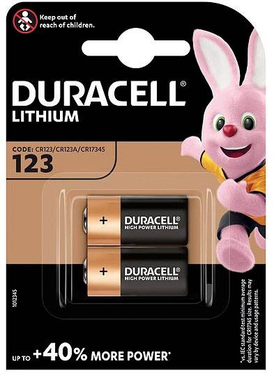 Zwei Duracell-Lithiumbatterien im Blisterpack, begleitet von einem rosa Hasen mit Trommel. Aufschrift: 'Bis zu 40 % mehr Leistung'.