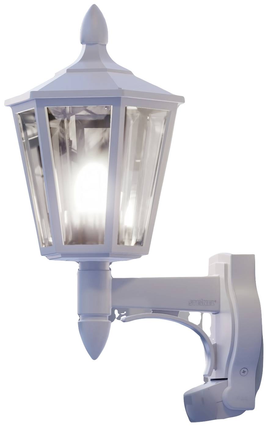 Eine weiße Außenlaterne mit sechseckigem Design leuchtet hell. Sie ist an einer Wandhalterung befestigt und hat ein klassisches Laternenstil.