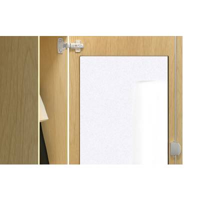 Ein offener Holzküchenschrank mit sichtbarem Scharnier. Im Inneren ist ein weißer Gegenstand wie eine Rolle oder ein Behälter zu sehen.