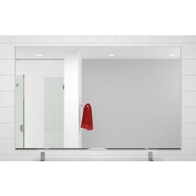 Ein Badezimmer mit modernen weißen Fliesen, einem großen Spiegel und einem roten Handtuch an der Wand.