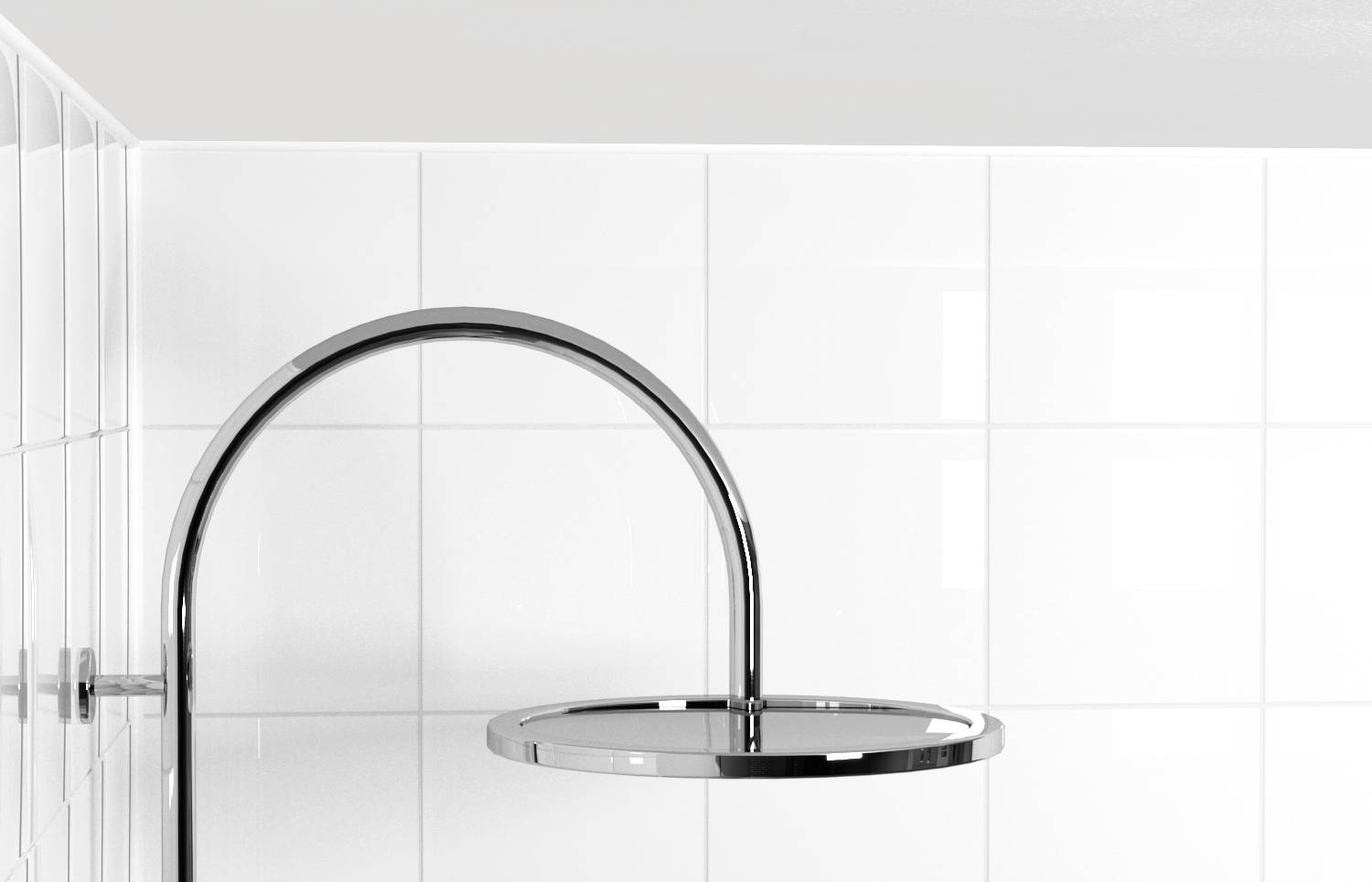 Silberne Regenbrause vor weißen Fliesen. Minimalistisches Bad-Design mit glatter Oberfläche und schlichten Linien.