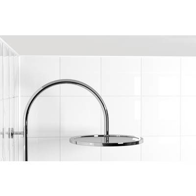 Silberne Regenbrause vor weißen Fliesen. Minimalistisches Bad-Design mit glatter Oberfläche und schlichten Linien.