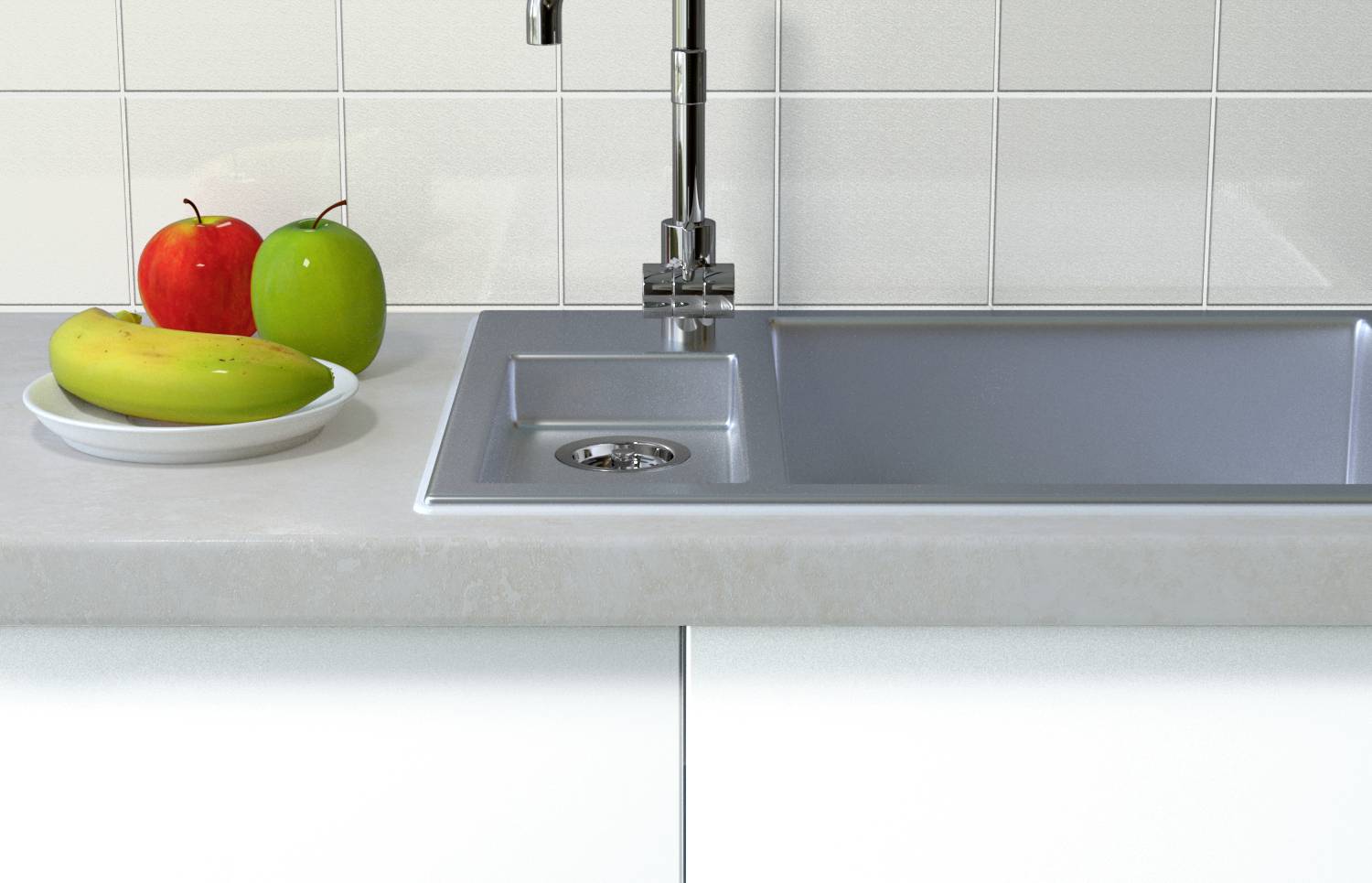 Eine graue Spüle auf einer Küchenarbeitsplatte, daneben ein Teller mit roten und grünen Äpfeln und Bananen. Ein Wasserhahn darüber.