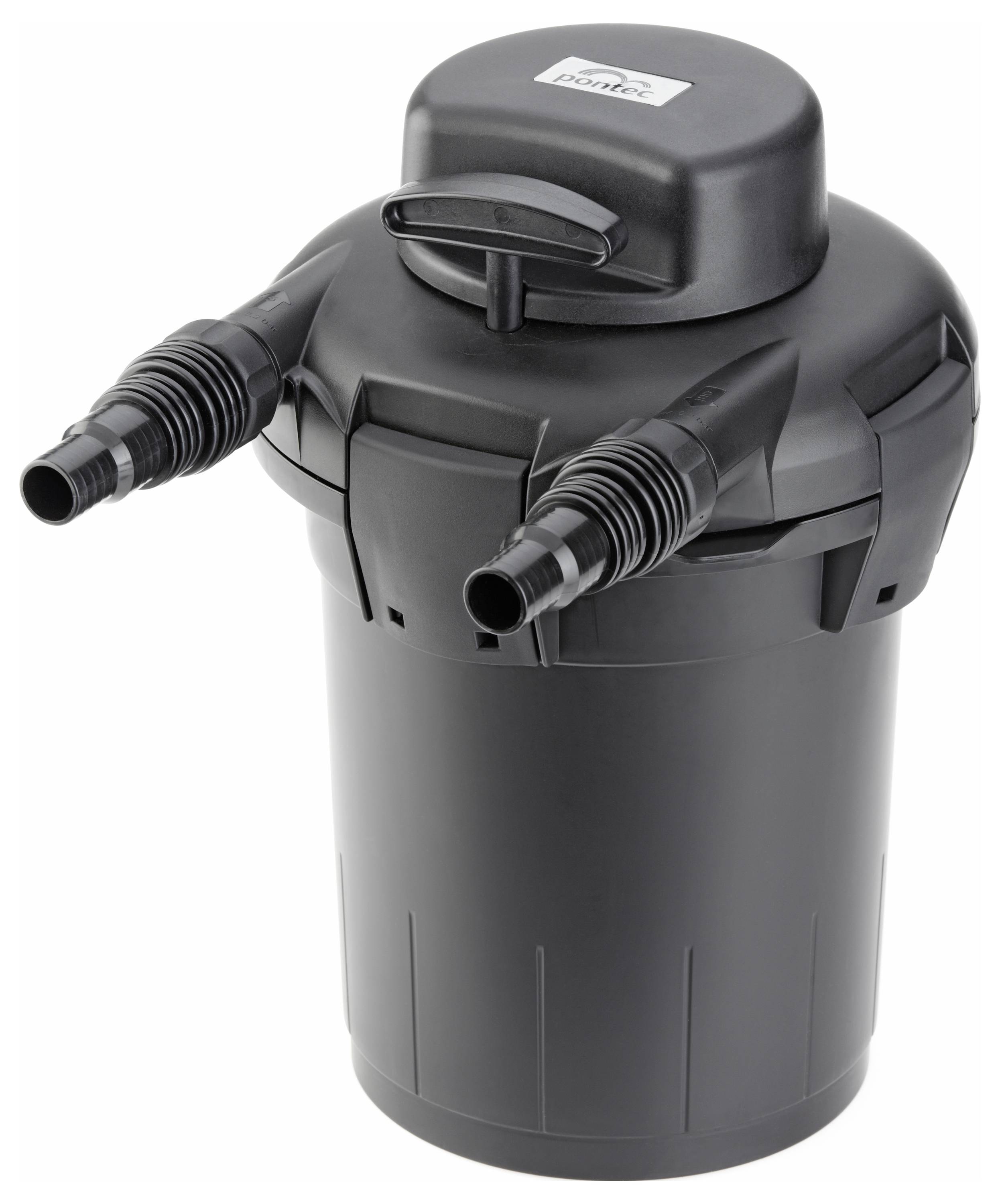 Ein schwarzer Teichfilter mit zwei Schlauchanschlüssen und einem Griff oben. Das Etikett auf dem Deckel ist nicht lesbar. Geeignet zur Wasserfilterung.