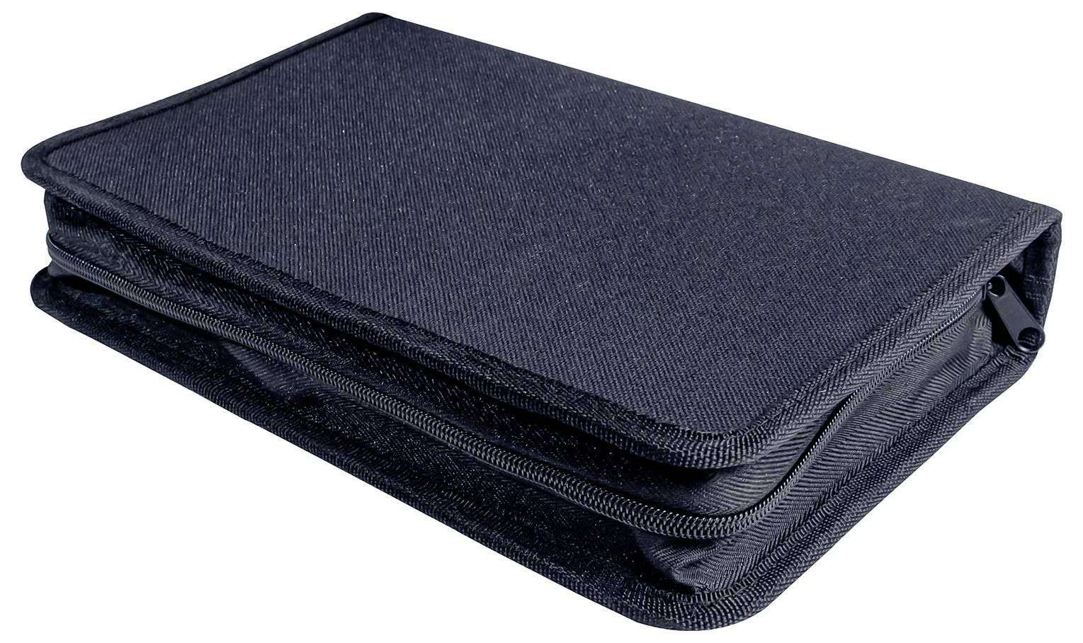 Ein geschlossenes, schwarzes Etui mit Reißverschluss, auf einer weißen Oberfläche liegend.