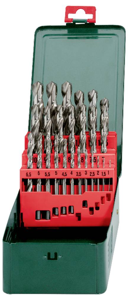 Ein Satz verschiedener Bohrereinsätze in unterschiedlichen Größen, die sich in einem roten Halter befinden und in einem geöffneten grünen Metallkasten platziert sind.