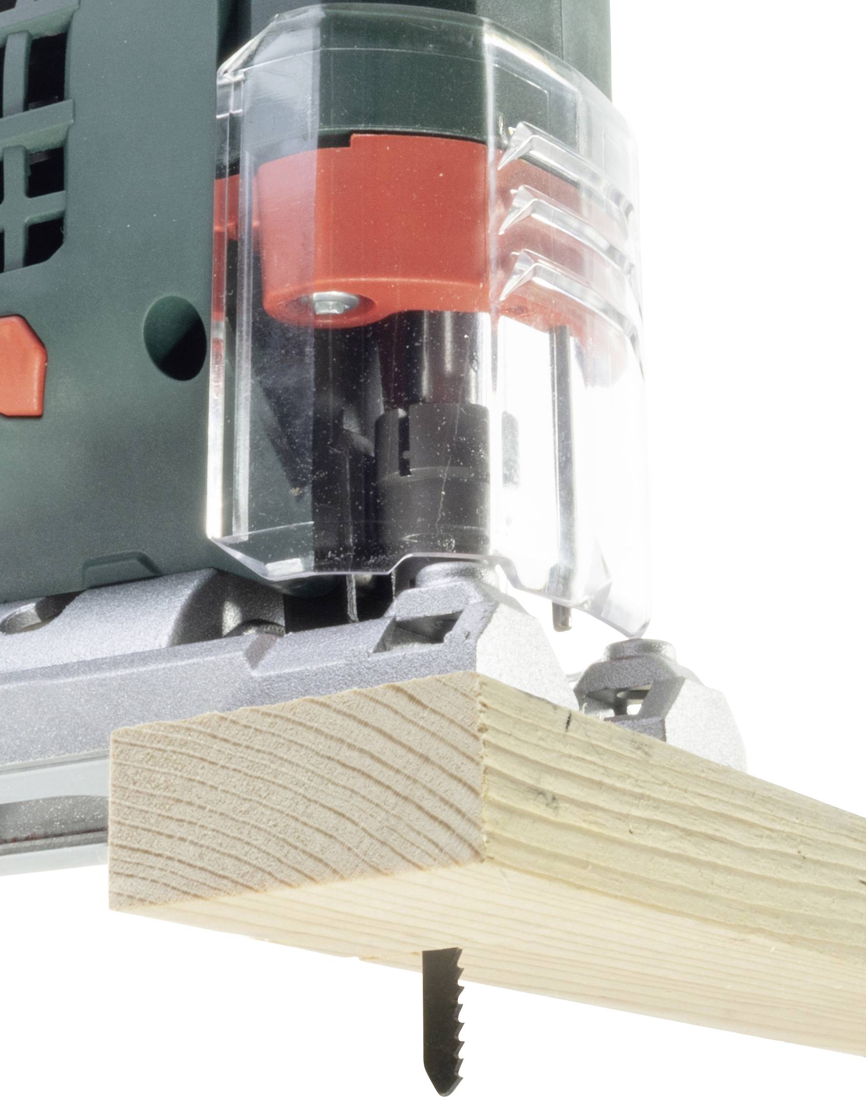 Nahaufnahme einer Stichsäge beim Schneiden von Holz. Die Klinge bewegt sich durch das Holz, und das Werkzeug ist grün mit roten Details.