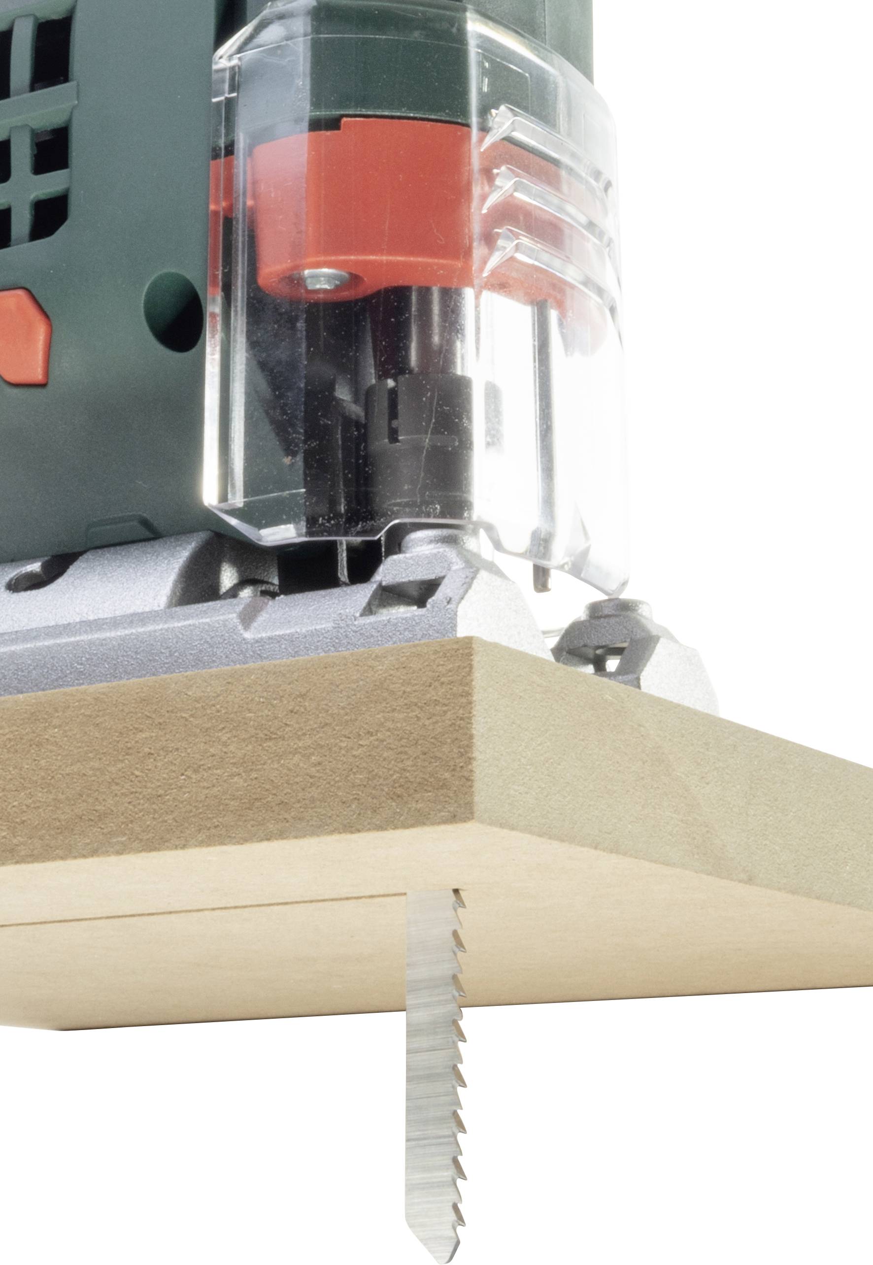 Eine elektrische Stichsäge schneidet präzise durch ein Holzbrett, Sägebereich und Holztextur sind erkennbar.