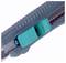 Ein graues Cuttermesser mit einem blauen Schieberegler und einem gezahnten Klingenrand. Text 'WARNING SHARP BLADE' sichtbar.