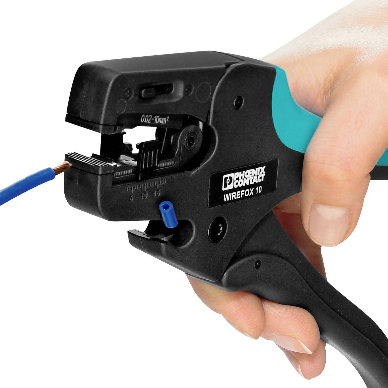 Eine Hand, die ein Abisolierwerkzeug verwendet, um die Isolierung von einem blauen Kabel zu entfernen und dabei den Kupferdraht innen freizulegen.