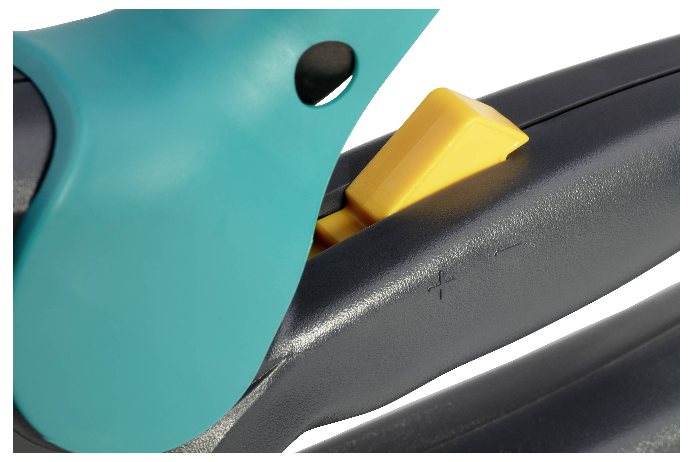 Nahaufnahme eines Gartengeräts mit blauem Griff und gelbem Hebel. Der Mechanismus scheint für die Bedienung des Werkzeugs zu sein.