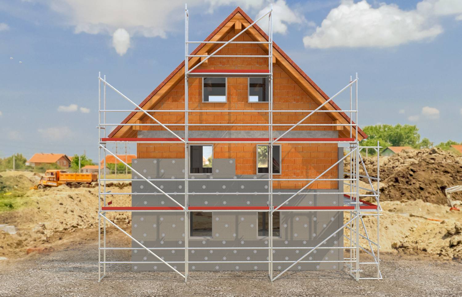 Teilweise fertiggestelltes Haus im Bau mit Gerüsten rund um die Vorderseite und Erdaufschüttungen auf einer Baustelle.