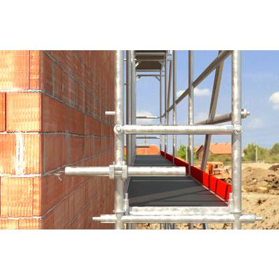 Gerüst neben einem Ziegelbau in Bau, mit einer Arbeitplattform und roten Schutzgeländern entlang der Kante.