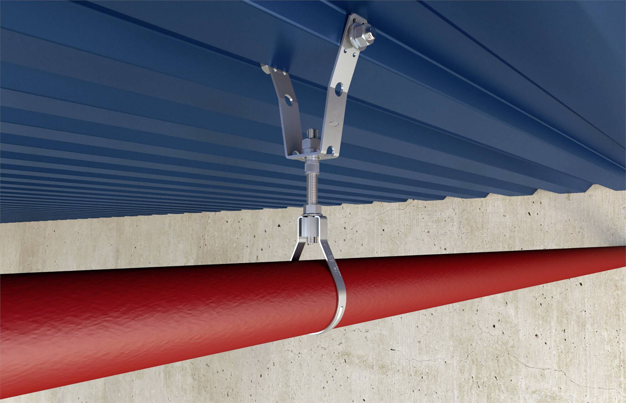 Eine rote Rohrleitung hängt mittels einer Metallhalterung von einer blauen Decke herab. Die Wand dahinter scheint aus Beton gefertigt zu sein.