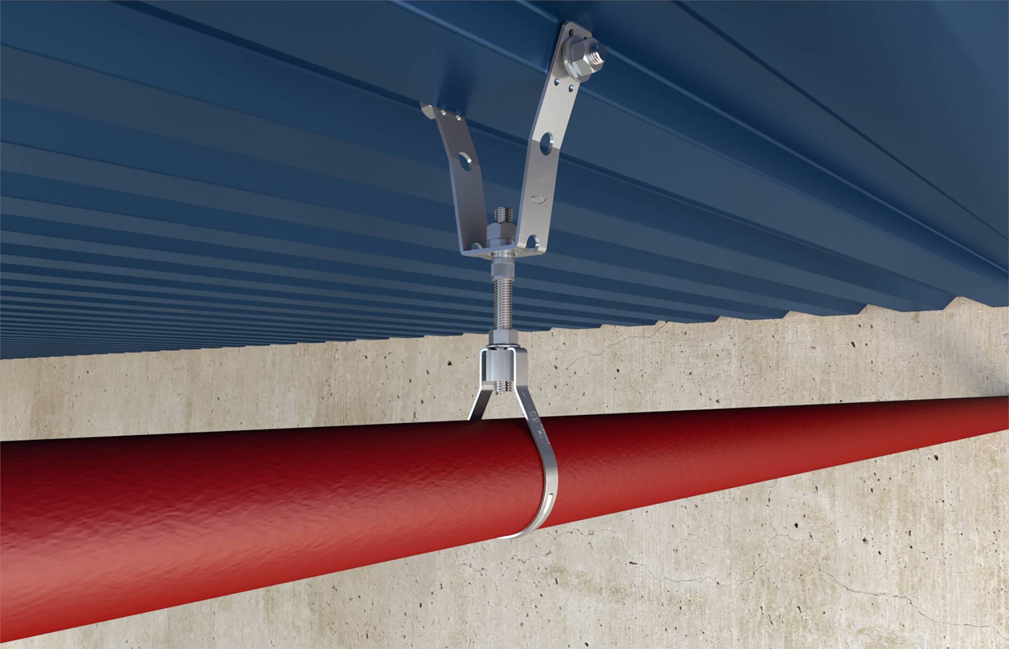 Rotes Rohr, das von einer Betondecke mittels einer Metallaufhängeklemme und Halterung suspendiert ist.