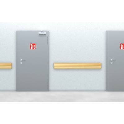 Innerer Flur mit zwei grauen Türen und roten Feuerlöscher-Schildern, getrennt durch ein hölzernes Wandgeländer.