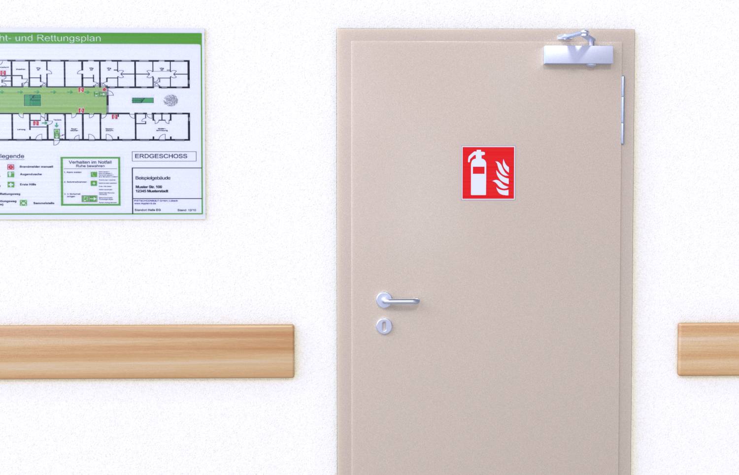 Eine geschlossene beige Tür in einem Flur mit einem Schild für einen Feuerlöscher; ein Grundriss oder eine Evakuierungskarte hängt an der Wand daneben.