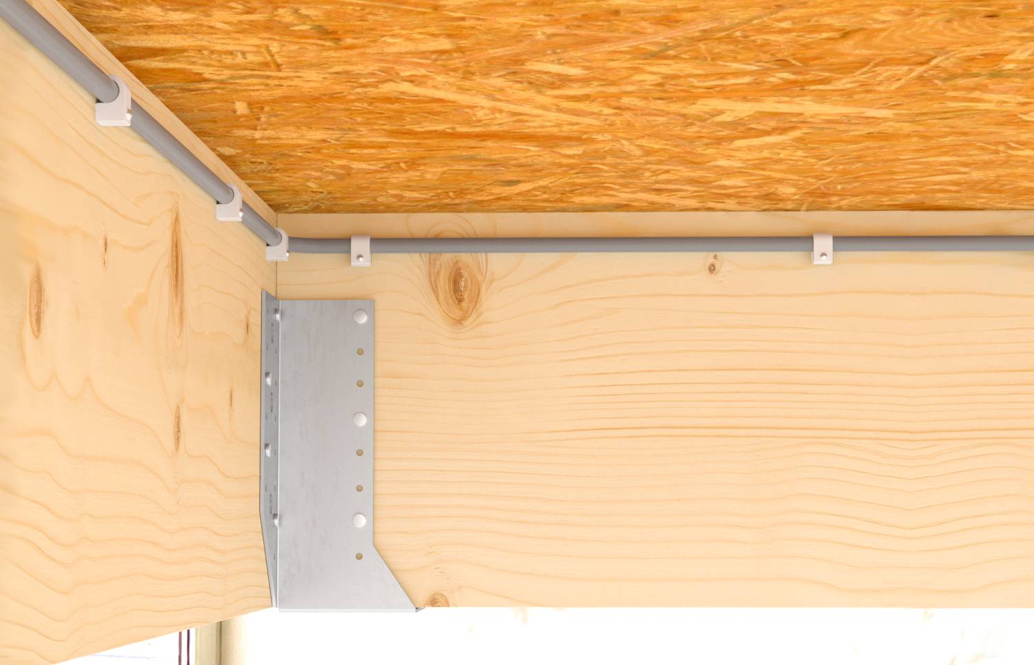 Nahaufnahme einer holzgerahmten Struktur mit einem verzinkten Metallverbinder und Befestigungselementen, die einen Balken unter einer Sperrholzdachdecke sichern.
