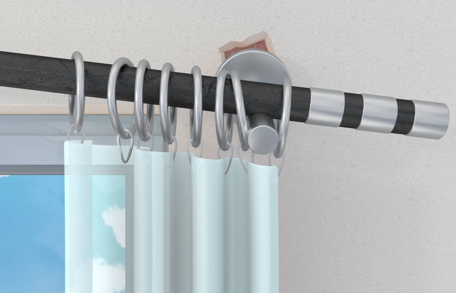 Gardinenstange, die mit mehreren Ringen und einer silbernen Halterung montiert ist und einen hellblauen Vorhang am Fenster hält.