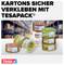 Mehrere Rollen Tesapack-Klebeband in Lagerumgebung, Text: 'KARTONS SICHER VERKLEBEN MIT TESAPACK', Logo unten.