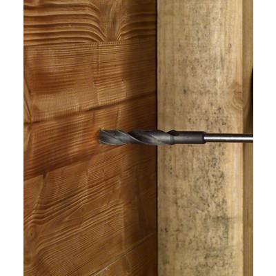 Ein Bohrer durchbohrt eine Holzplatte, zeigt handwerkliche Arbeit oder Bauprozess. Der Bohrer ist teilweise in das Holz eingedrungen.
