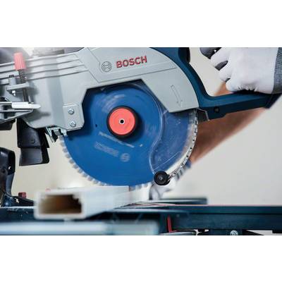 Eine Person benutzt eine Bosch-Kreissäge mit blauem Sägeblatt, um ein rechteckiges Metallrohr zu schneiden.