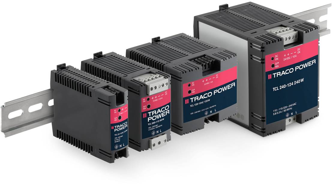 Vier schwarze Schaltnetzteile mit roten Etiketten der Marke TRACO POWER, auf einer Metallschiene montiert.