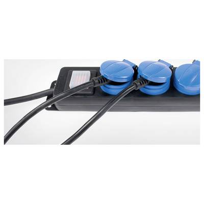 Eine schwarze Steckdosenleiste mit drei angeschlossenen blauen Schutzkontaktsteckdosen und zwei eingesteckten Stromkabeln.