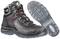 Ein Paar robuste schwarze Stiefel mit roten Akzenten und rutschfester Sohle, geeignet für Outdoor-Aktivitäten oder Arbeitseinsatz.