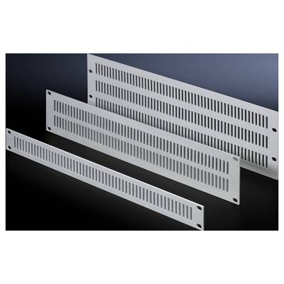 Drei perforierte Metallplatten unterschiedlicher Größe, horizontal ausgerichtet, auf dunklem Hintergrund. Sie dienen zur Belüftung.