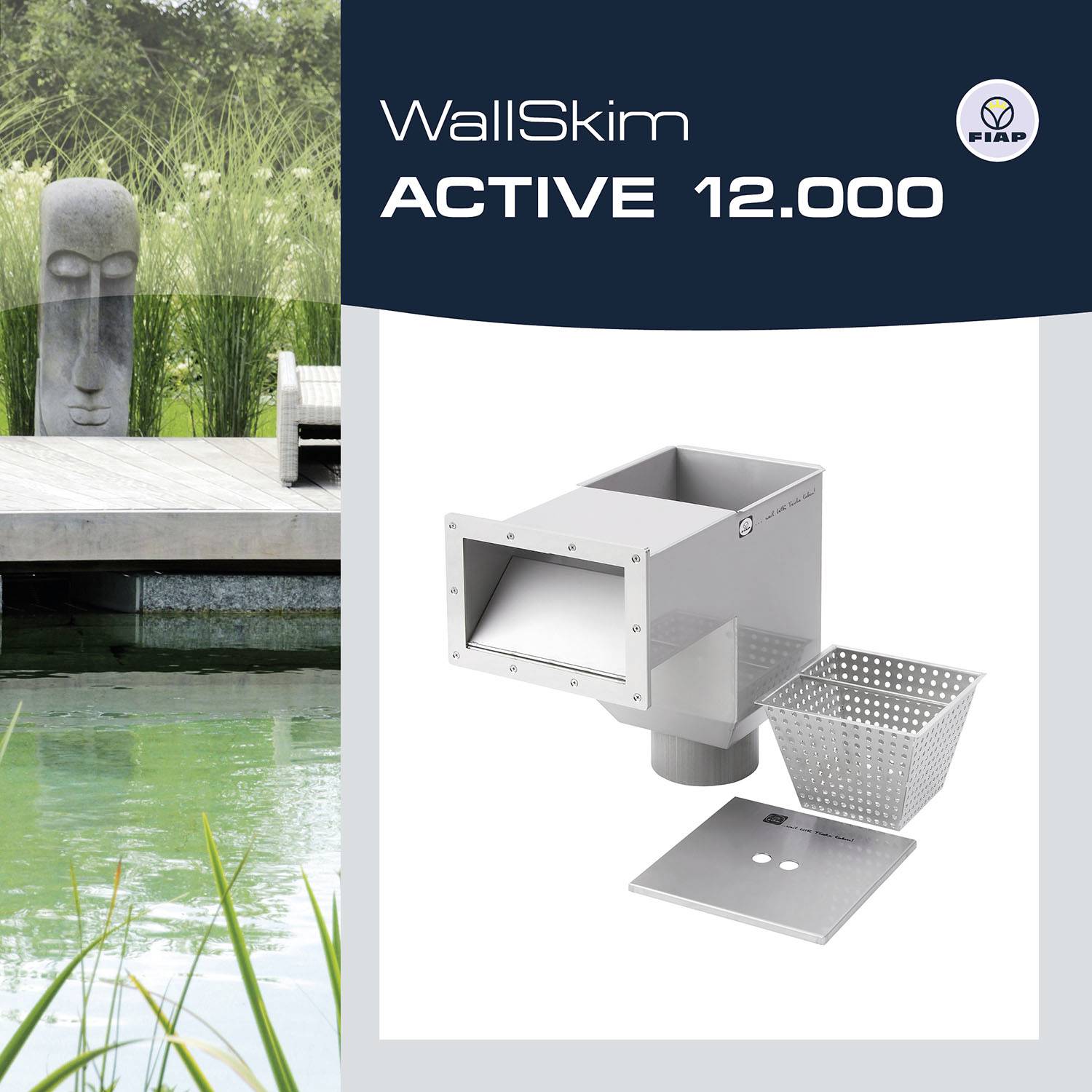 'WallSkim Active 12.000' Produktabbildung: Ein moderner Poolskimmer aus Metall mit Korb, auf einer Terrasse mit Steinfigur im Hintergrund.